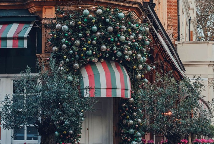 Cómo decorar hogares y negocios en navidad: ¡El toldo es clave!